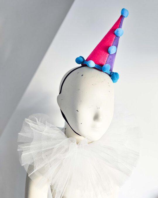 Atelier Spatz Colourful pointy clown hats and collars for kids