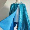 Cape de sirène Melusina en paillettes bleues doublée de coton par Atelier Spatz