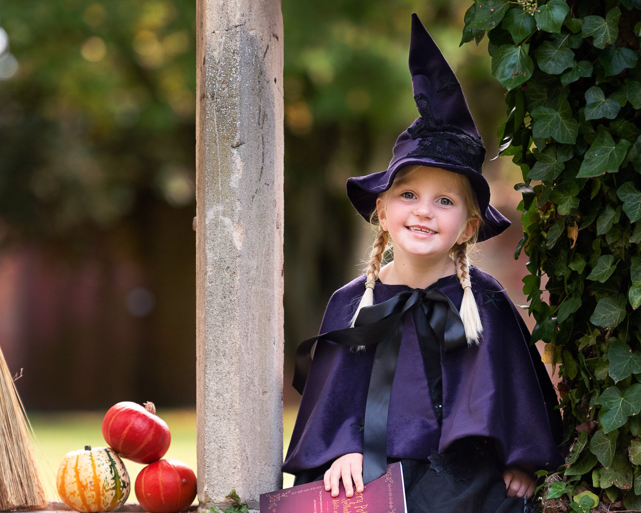 Chapeau, cape et baguette de petite sorcière pour costume d'Halloween fait main par Atelier Spatz