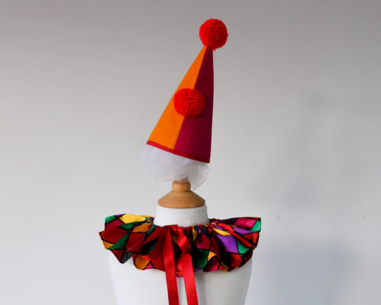 Chapeau et collier de clown coloré