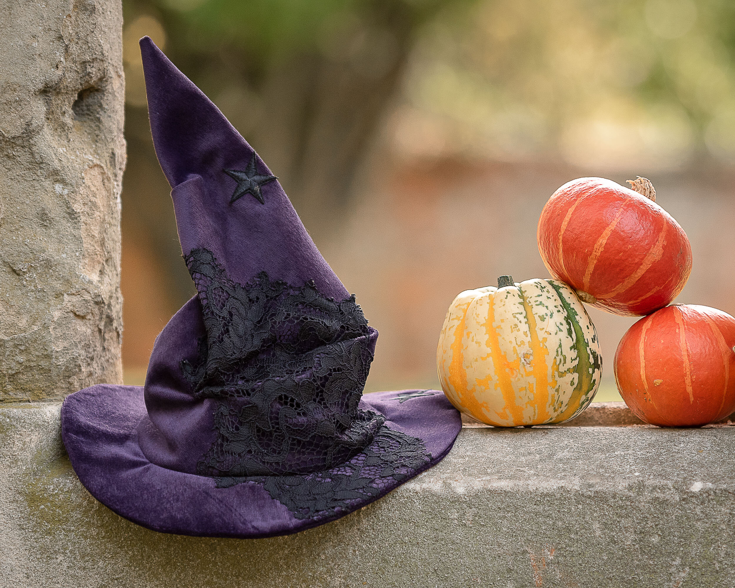 Chapeau pointu en velours pour sorcière ou magicien