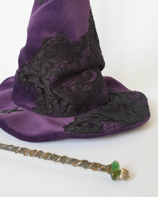 Chapeau pointu en velours pour sorcière ou magicien