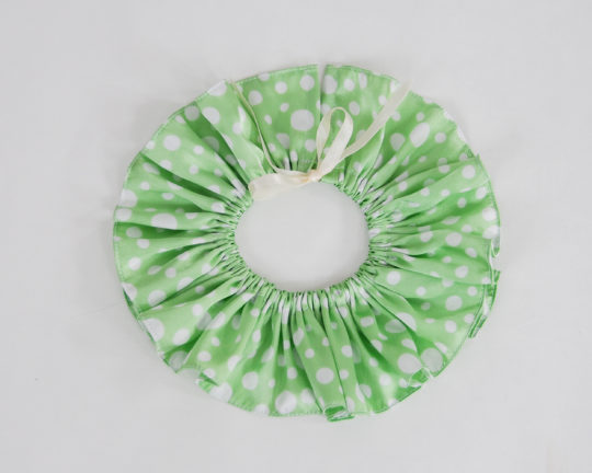 Green and white dots satin collar