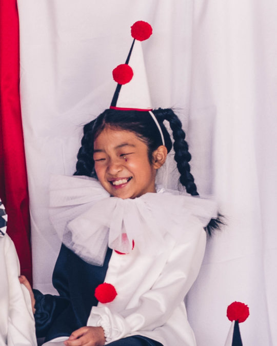 Chapeau d'arlequin et collier de tulle de l'Atelier Spatz