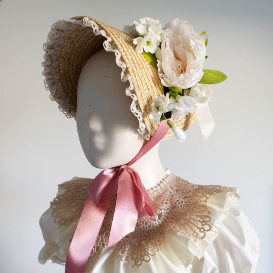 Bonnet de Jane Austen avec dentelle et fleurs