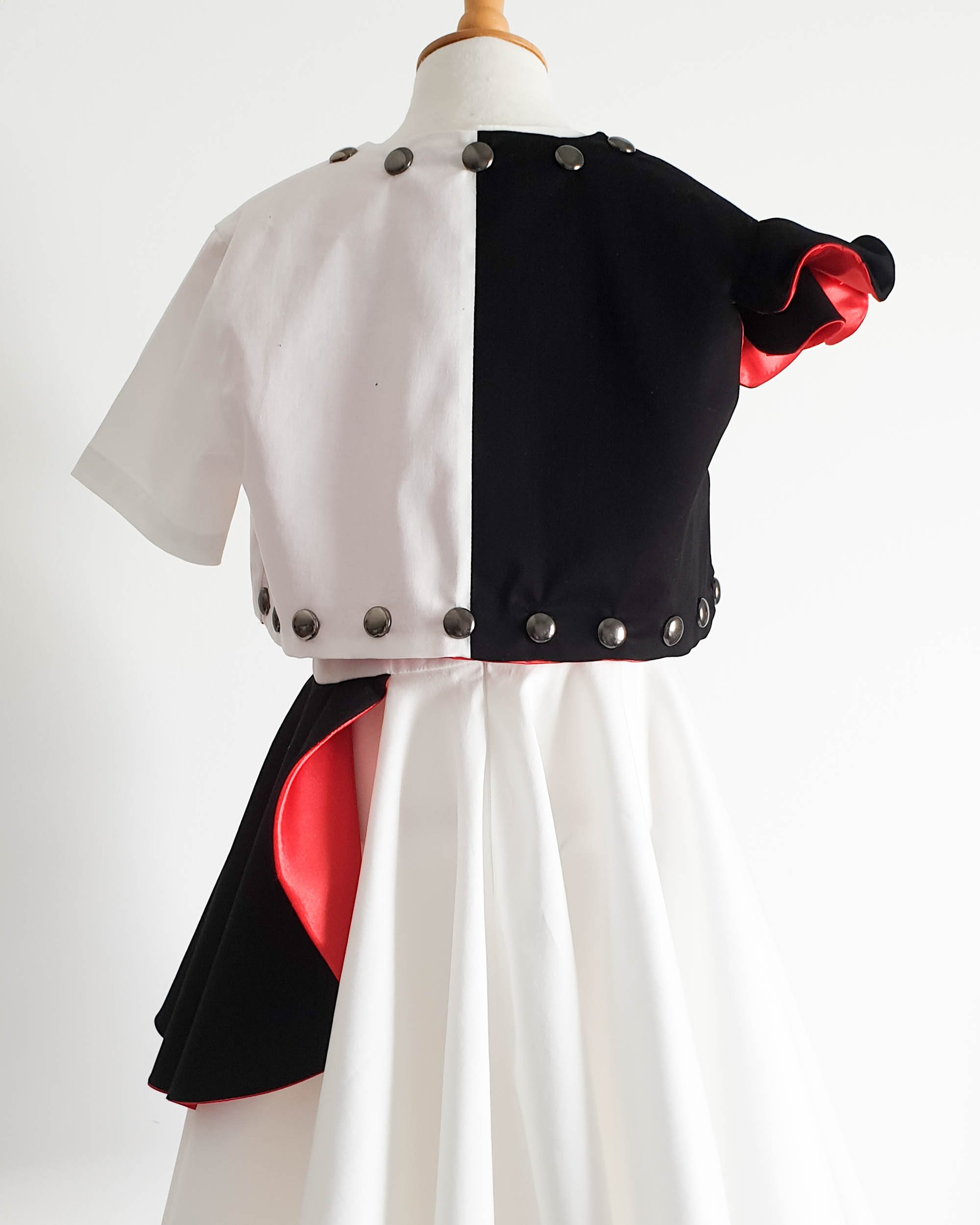 Robe et veste inspirées de Cruella comme costume d'Halloween