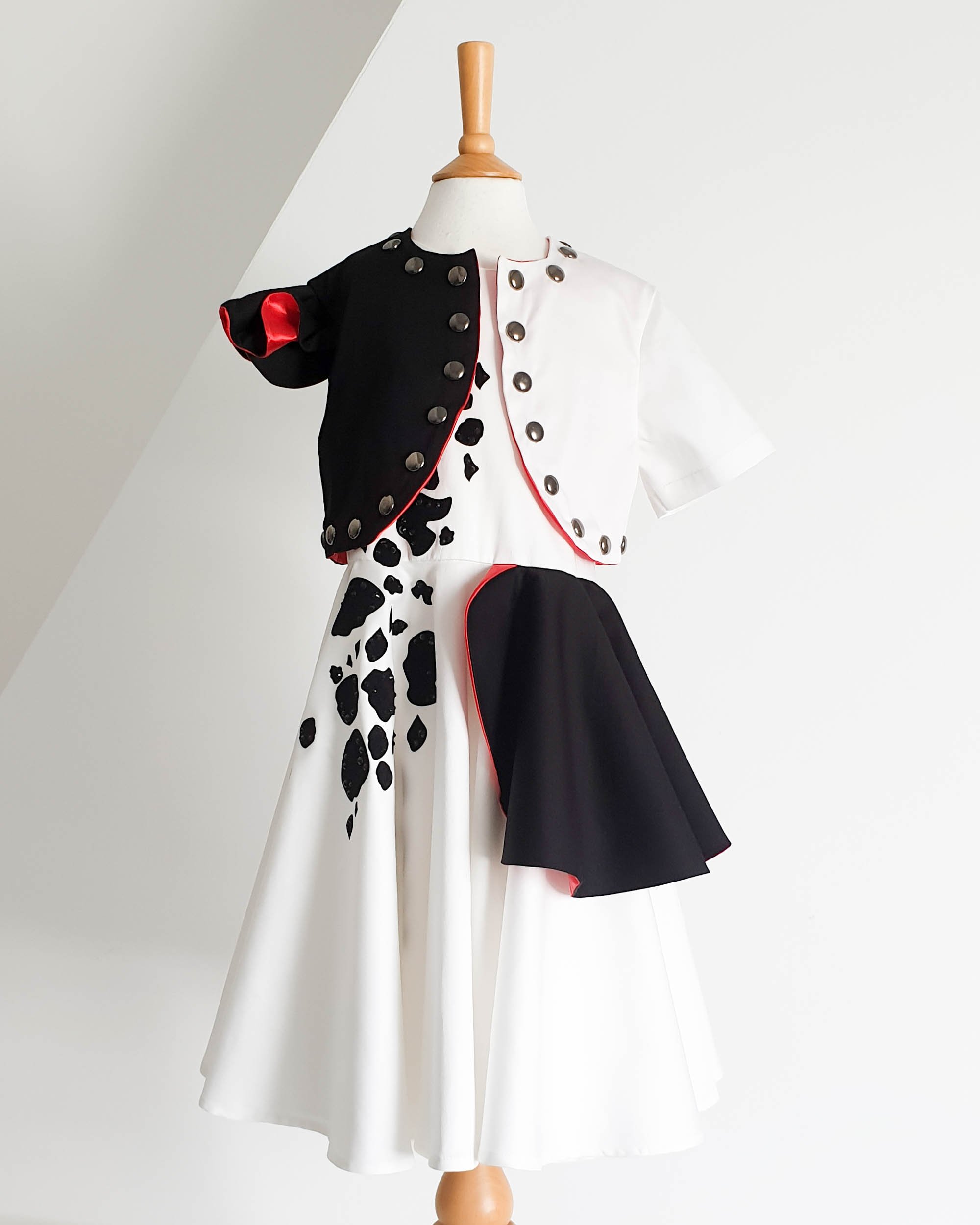 Von Cruella inspiriertes Kleid und Jacke als Halloween-Kostüm