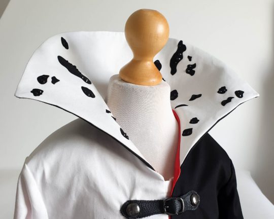 Manteau assymétrique Cruella avec motif dalmatien pour Halloween