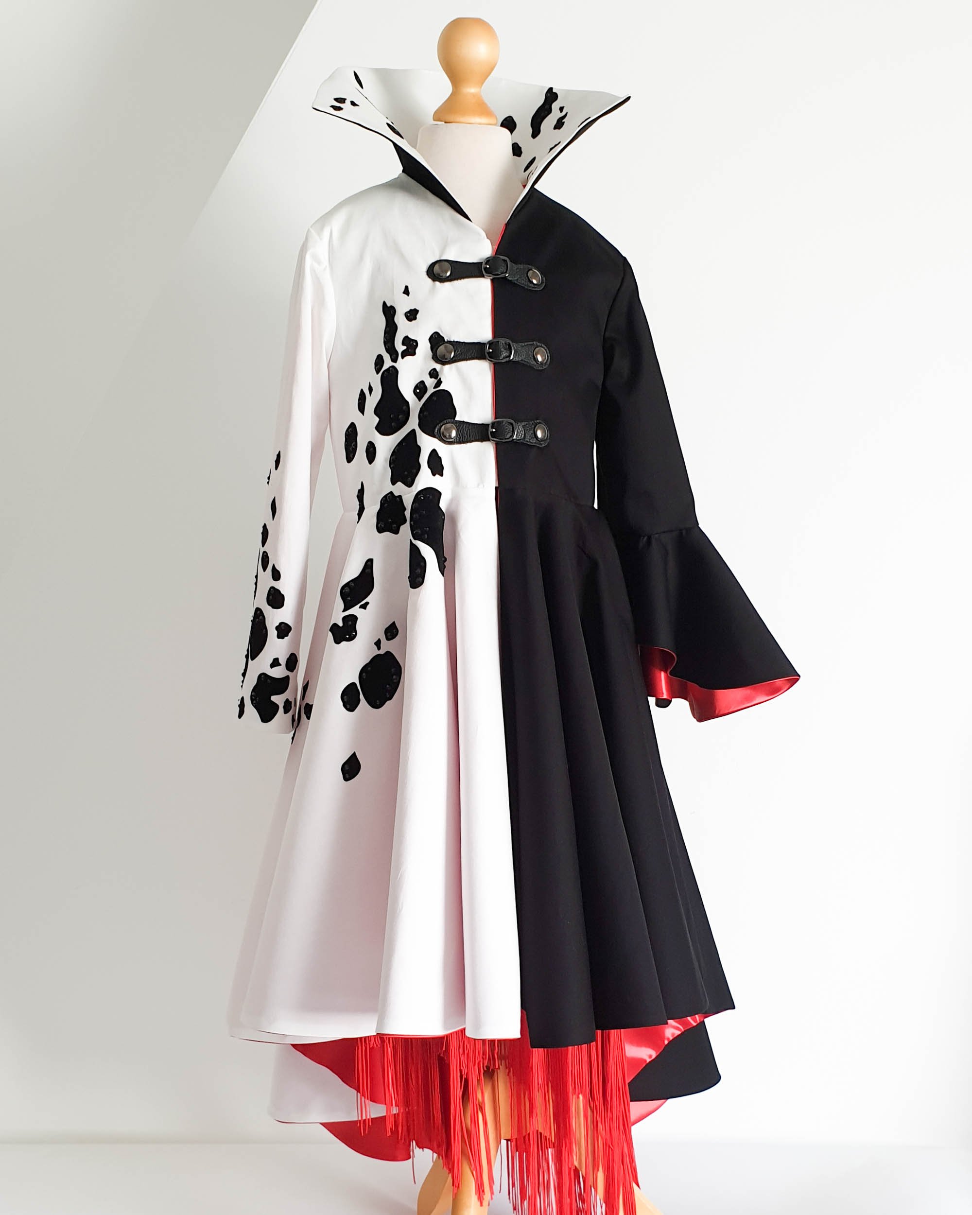 Manteau assymétrique Cruella avec motif dalmatien pour Halloween