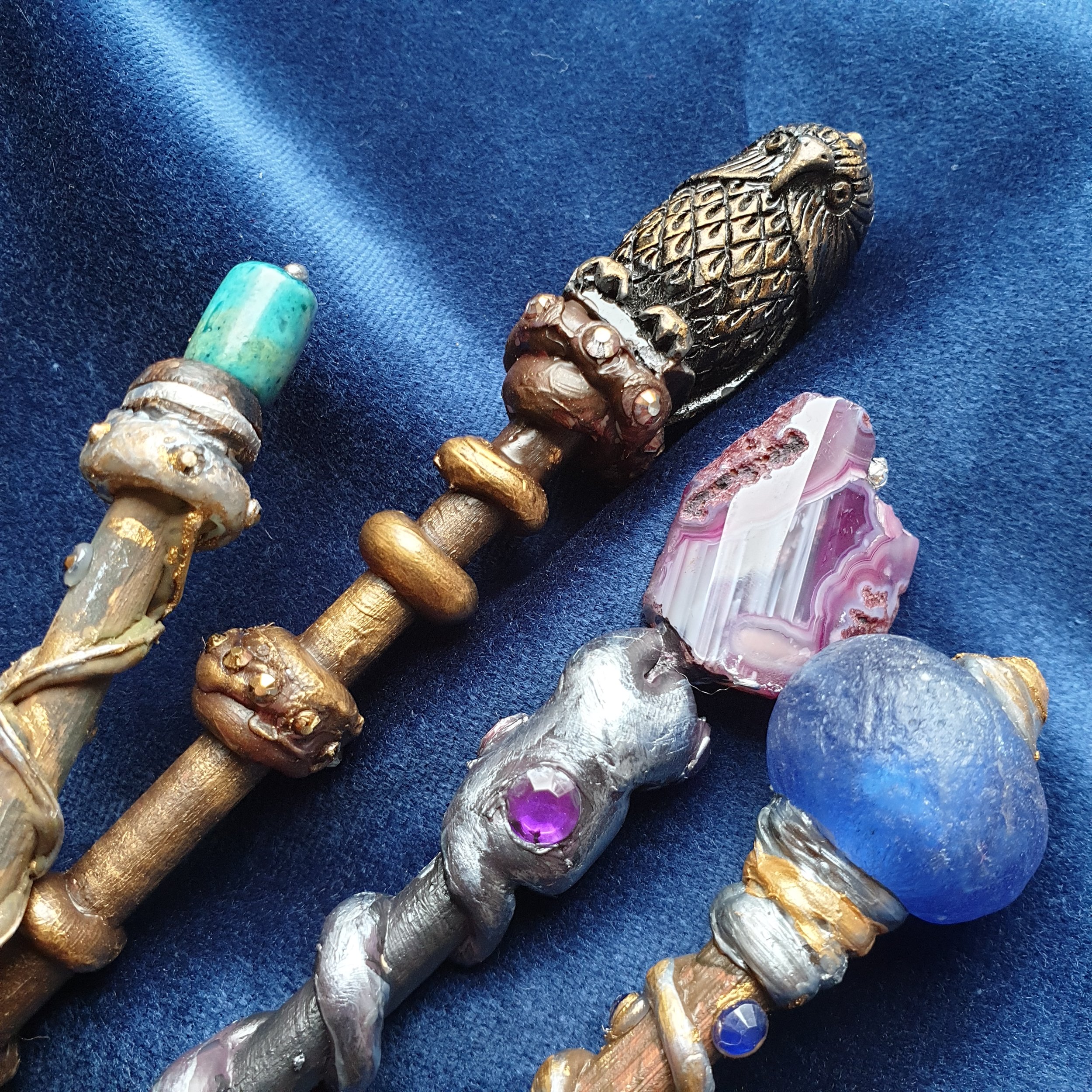 Handgefertigter hölzerner Zauberstab mit Halbedelsteinen und Perlen