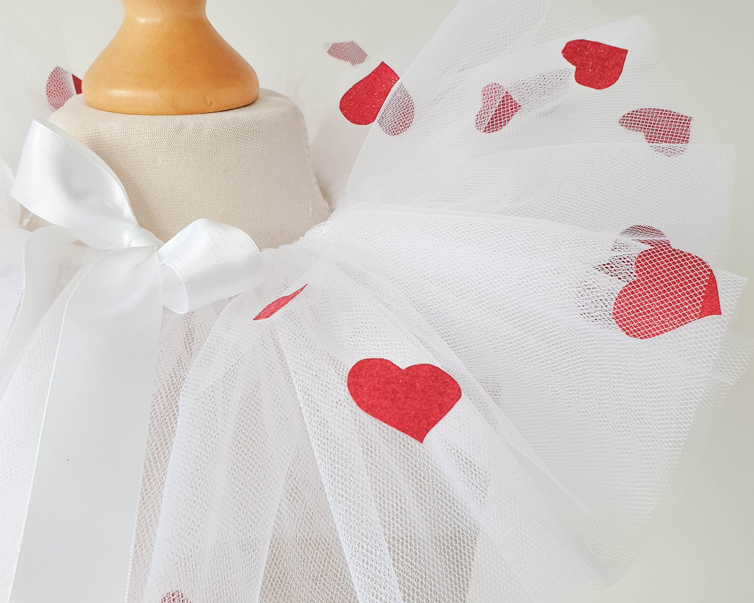 Collier blanc avec cœurs rouges pour la Saint-Valentin